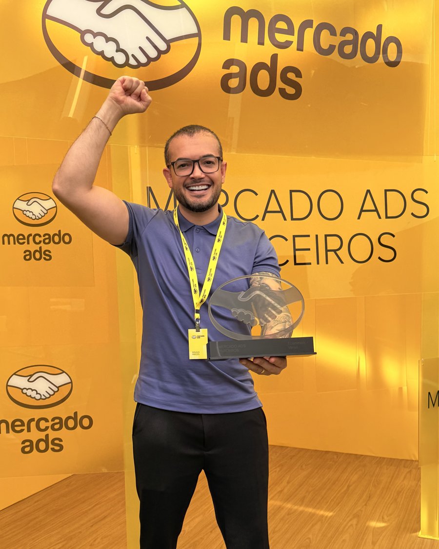Bruno Maciel recebendo o prêmio do Mercado Ads